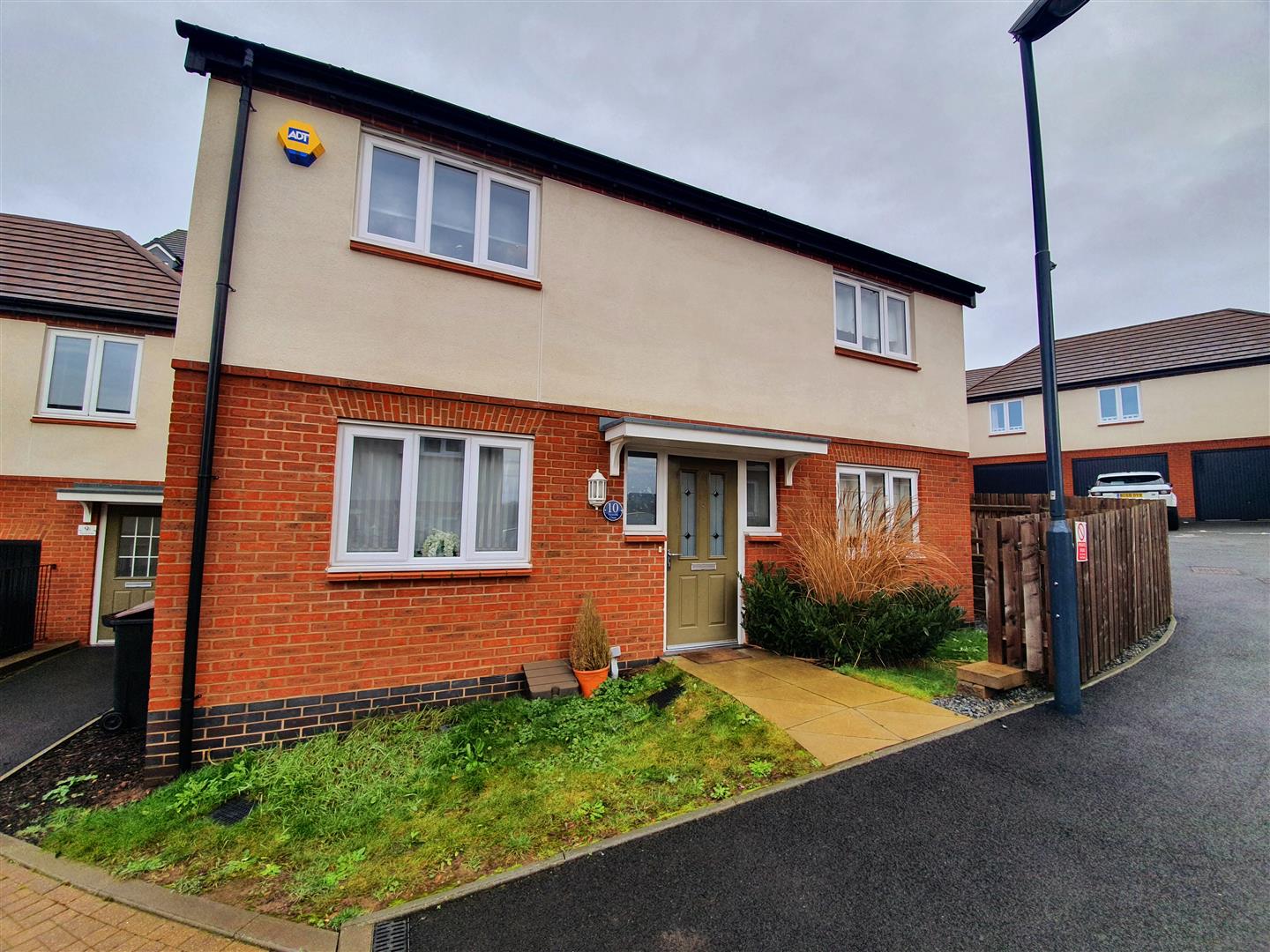 Property in Nowells Close, Nuneaton, Warwickshire, CV10 9GE