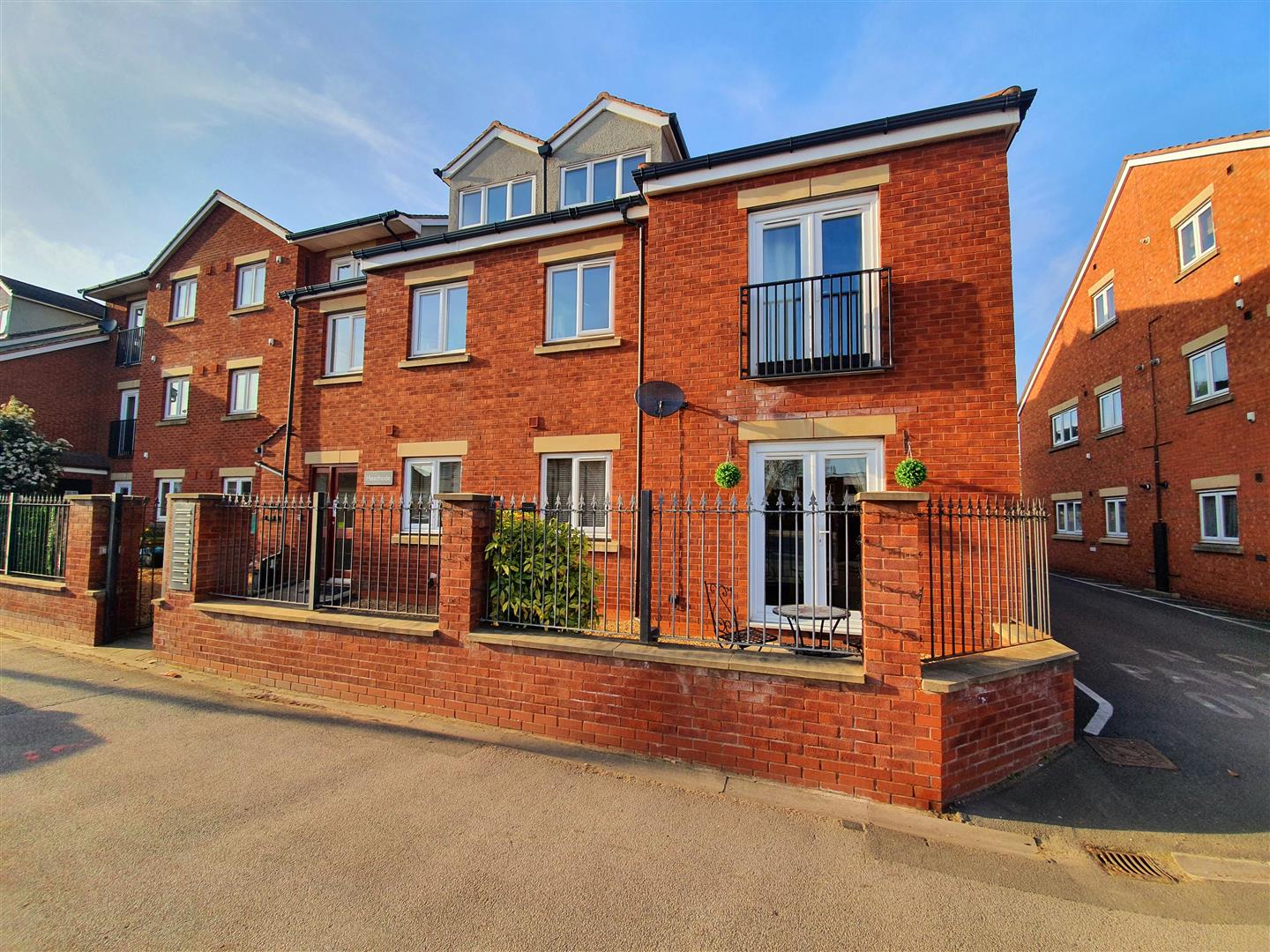 Property in Heathside, Heath End Road, Nuneaton, Warwickshire, CV10 7BF