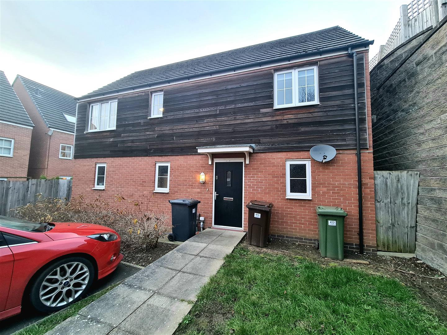 Property in Queen Elizabeth Road, Nuneaton, Warwickshire, CV10 9BU