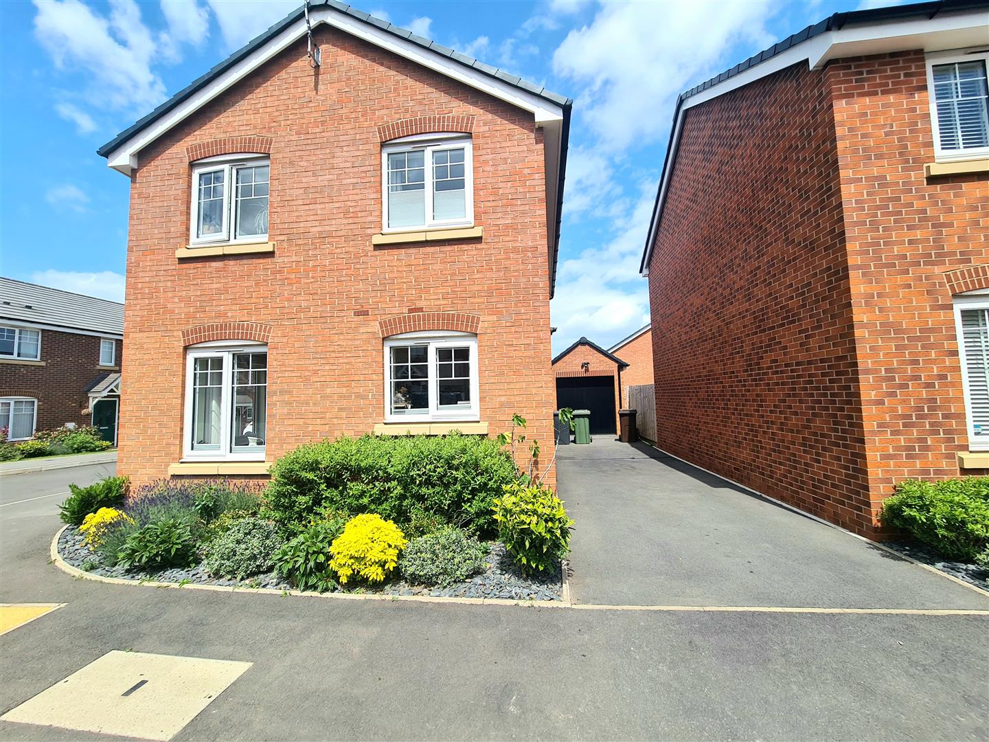 Property in Broome Way, Ribbonfields, Galley Common, Nuneaton, CV10 9RJ