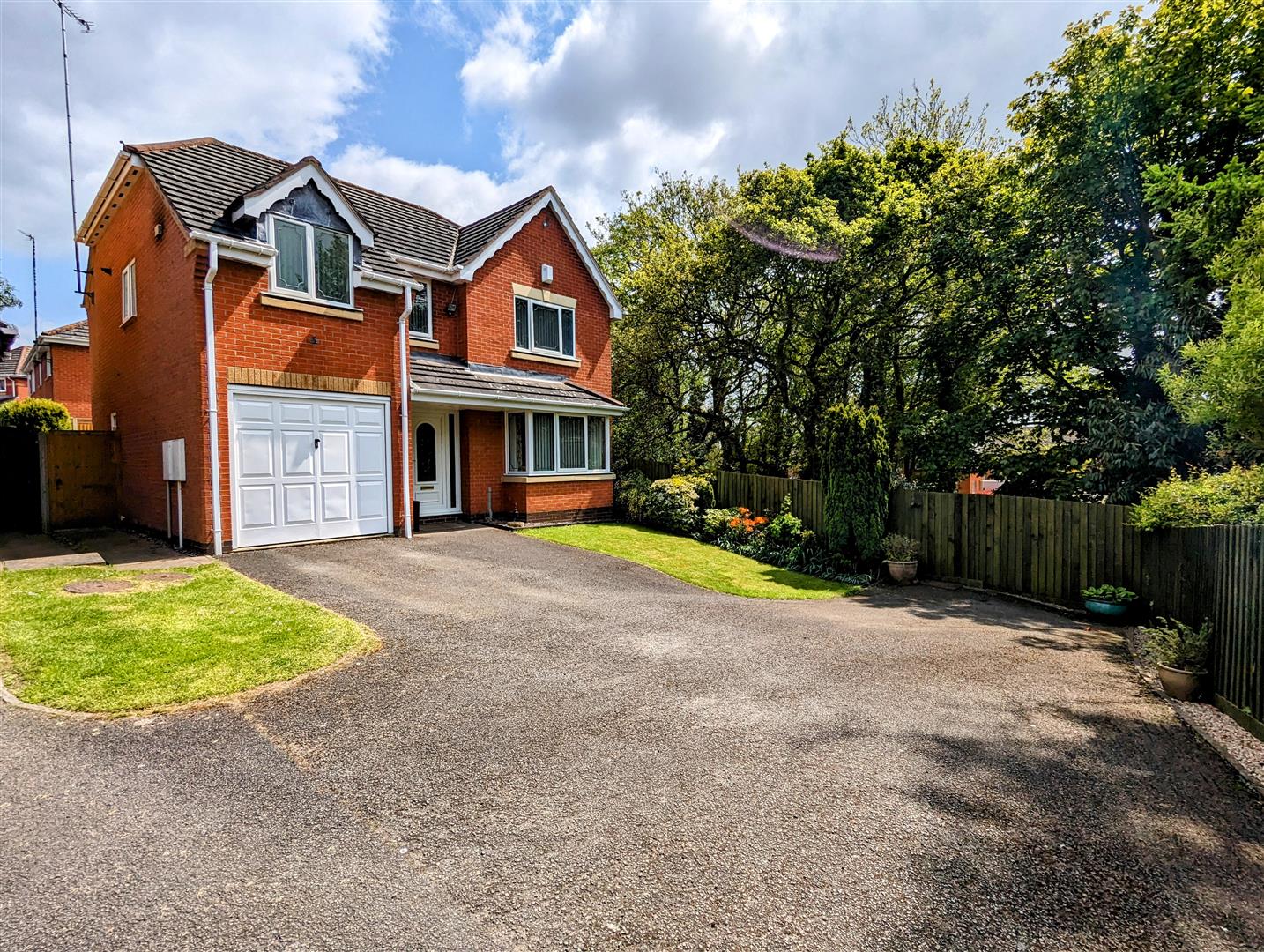 Property in Laurel Drive, Hartshill, Nuneaton, CV10 0XP