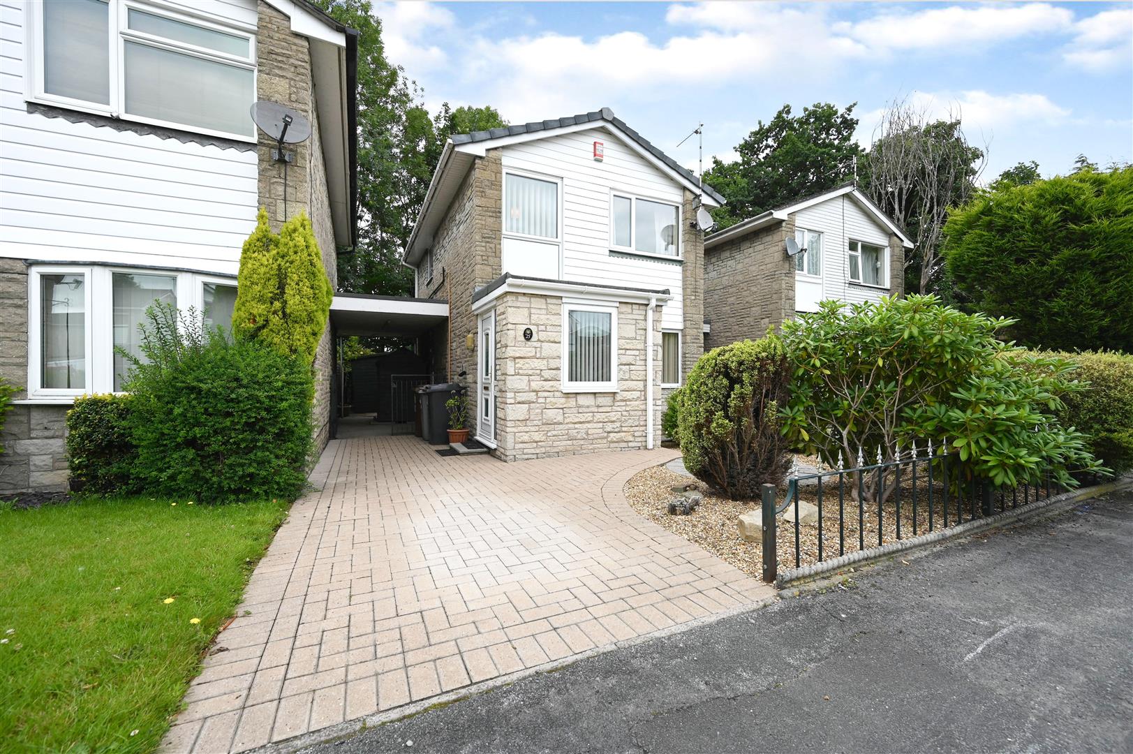 Property in Overton Close, Congleton, Cheshire, CW12 1JZ