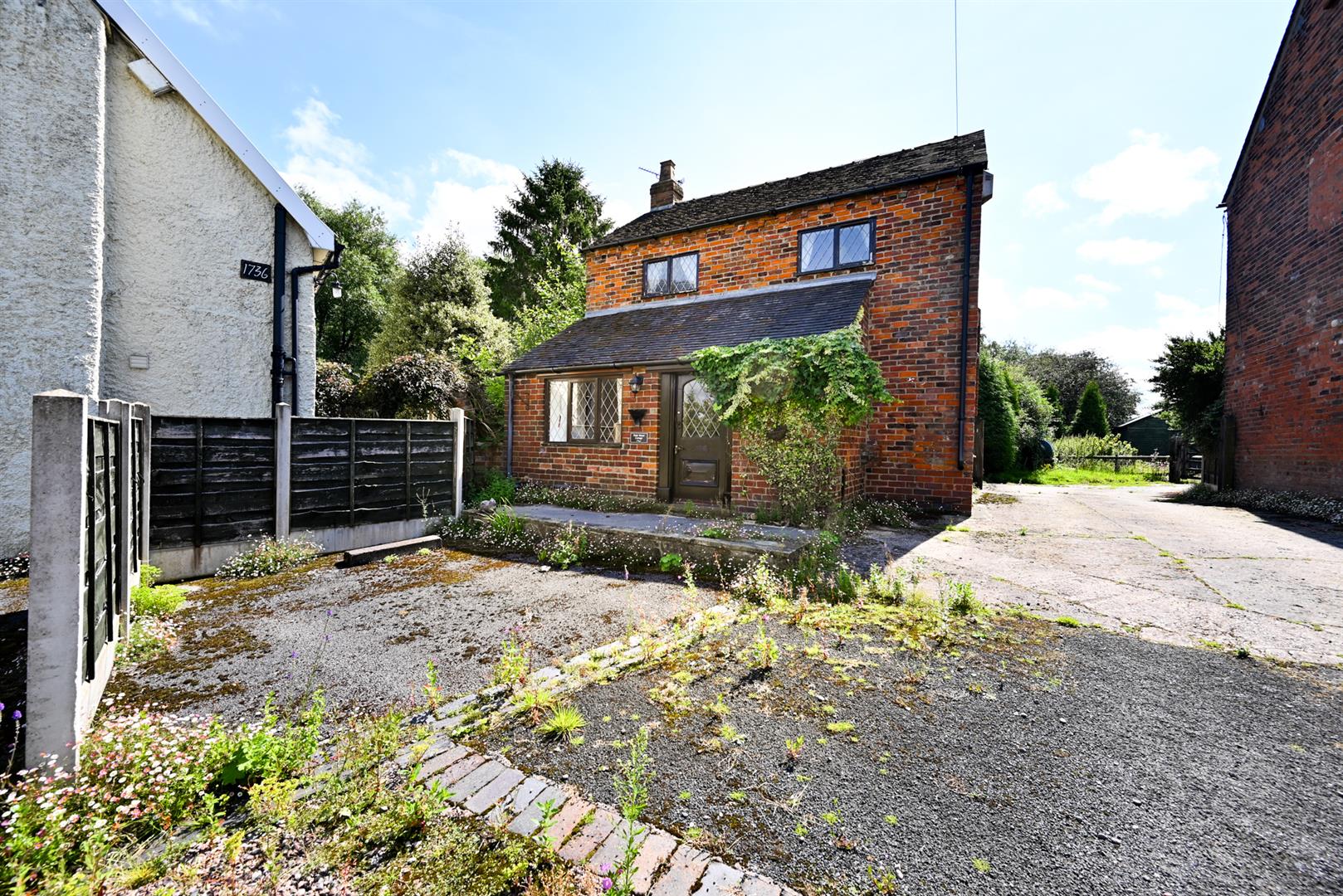 Property in Sandbach Road, Wall Hill, Congleton, Cheshire, CW12 4TE