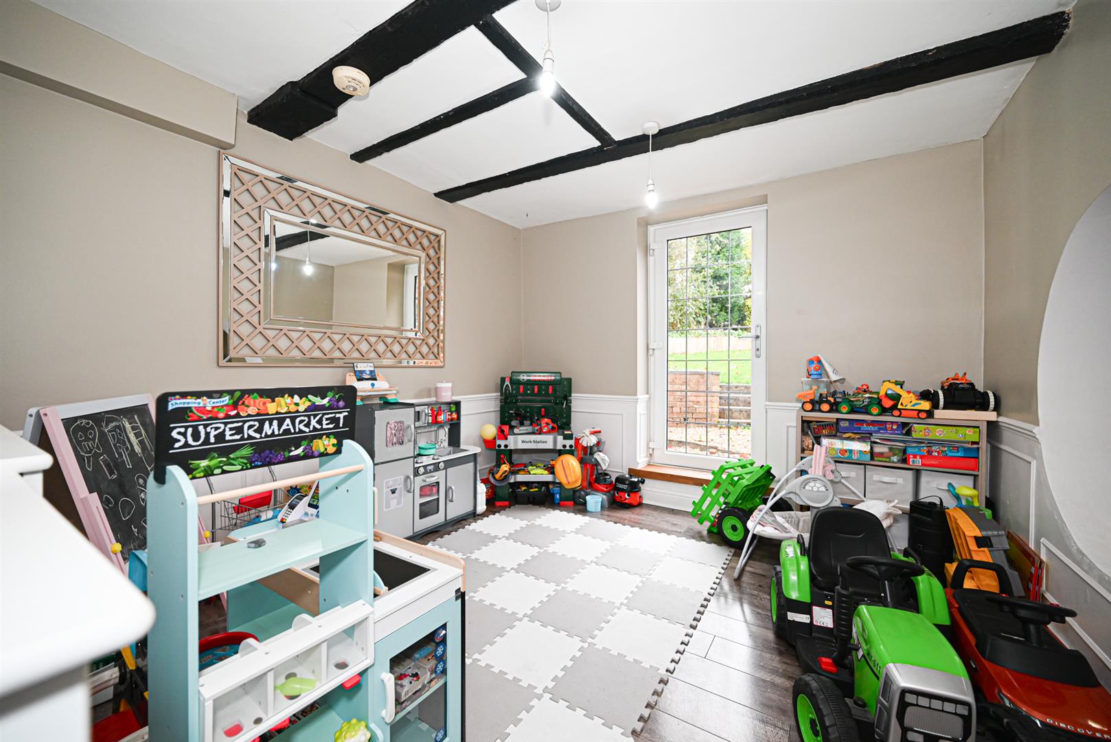 Property in Congleton Road North, Scholar Green, Staffordshire, ST7 3HF