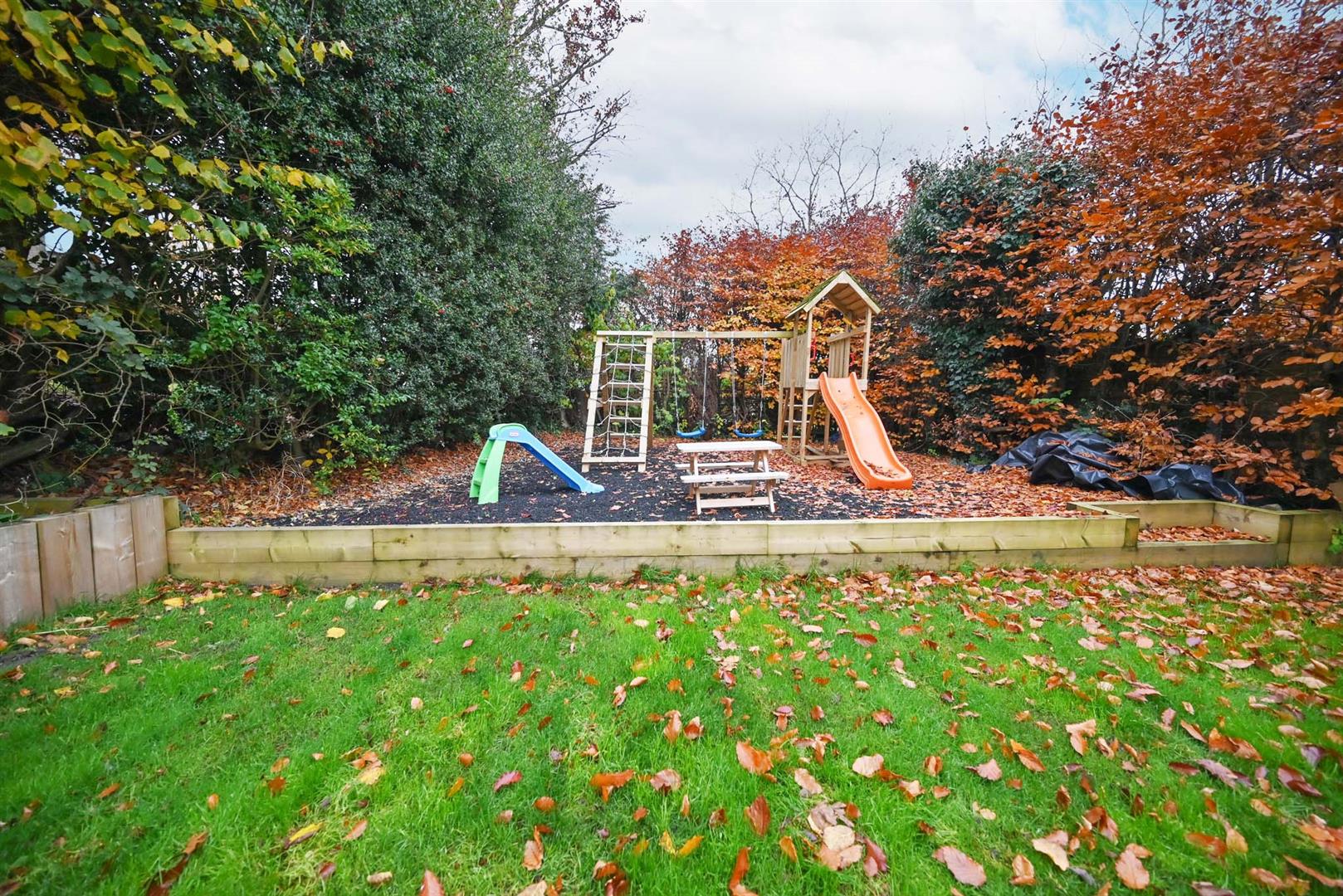 Property in Congleton Road North, Scholar Green, Staffordshire, ST7 3HF