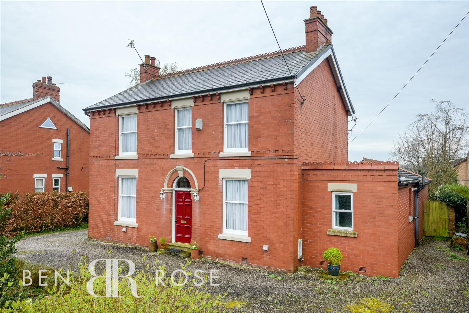 Property in Hall Carr Lane, Longton, Preston, PR4 5JJ