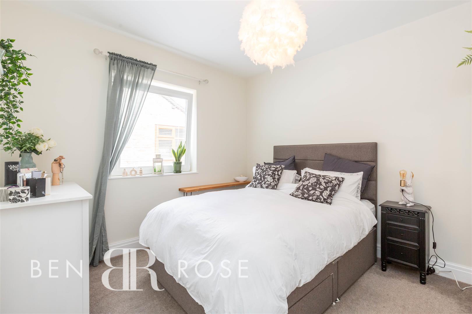 Property in Liverpool Road, Walmer Bridge, Preston, PR4 5GD