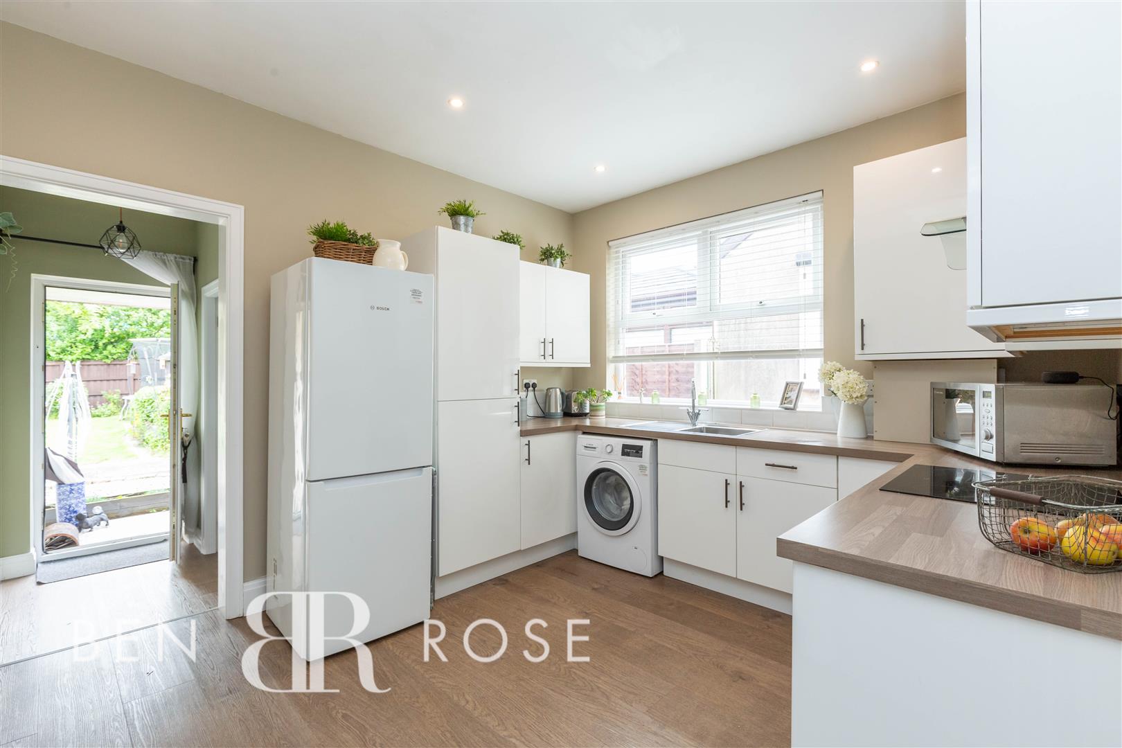 Property in Liverpool Road, Walmer Bridge, Preston, PR4 5GD