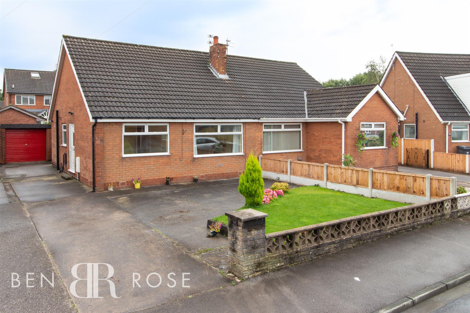 Property in Bristol Avenue, Farington, Leyland, Lancashire, PR25 4GD