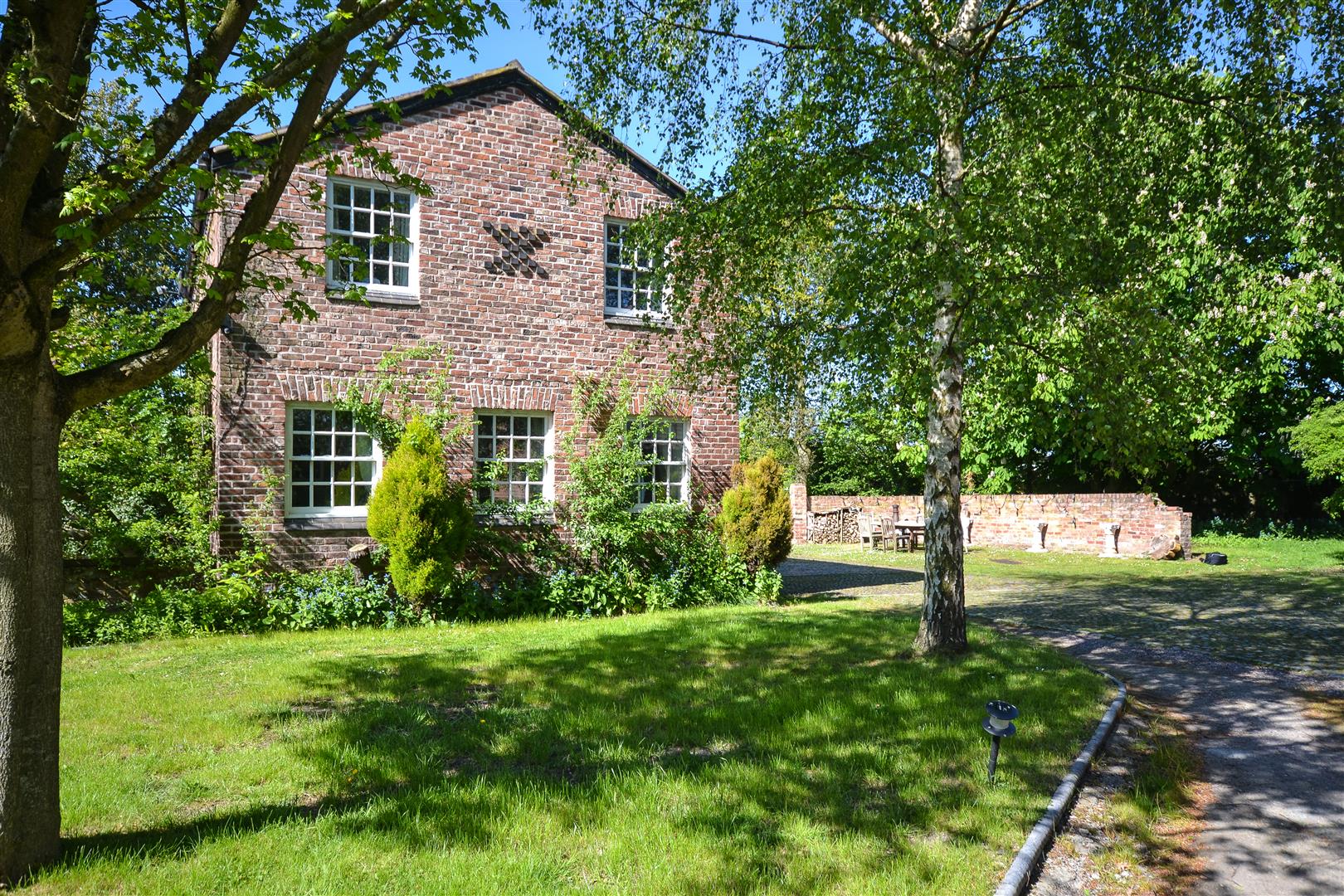 Property in Mannings Lane, Hoole Village, Chester, Cheshire, CH2 4EU