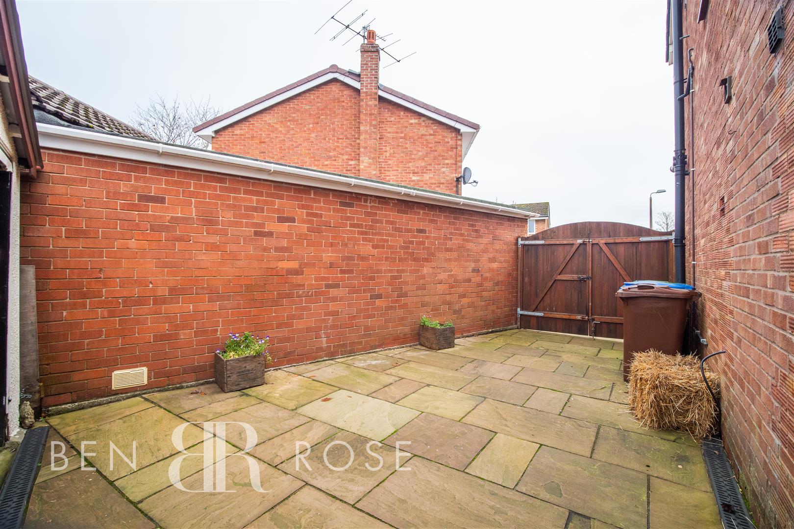 Property in Park Avenue, Euxton, Chorley, Lancashire, PR7 6JQ