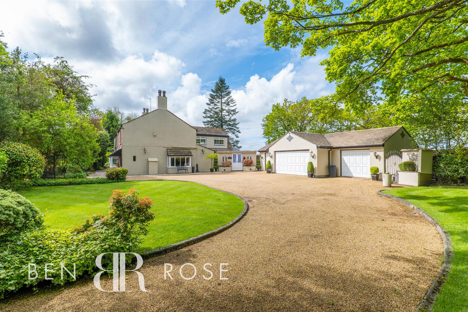 Property in Preston Road, Charnock Richard, Chorley, PR7 5LH