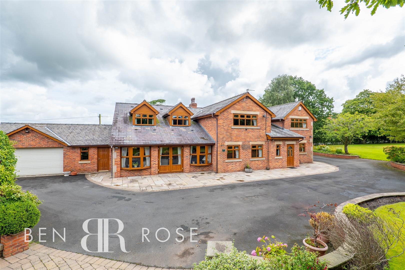 Property in Dawbers Lane, Euxton, Chorley, PR7 6EL