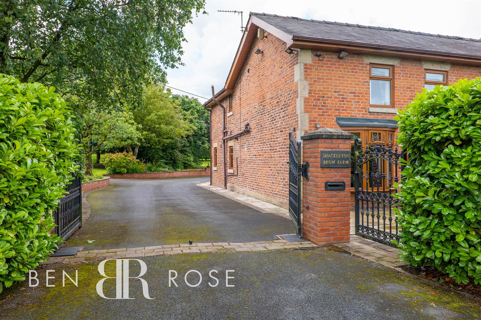 Property in Dawbers Lane, Euxton, Chorley, PR7 6EL