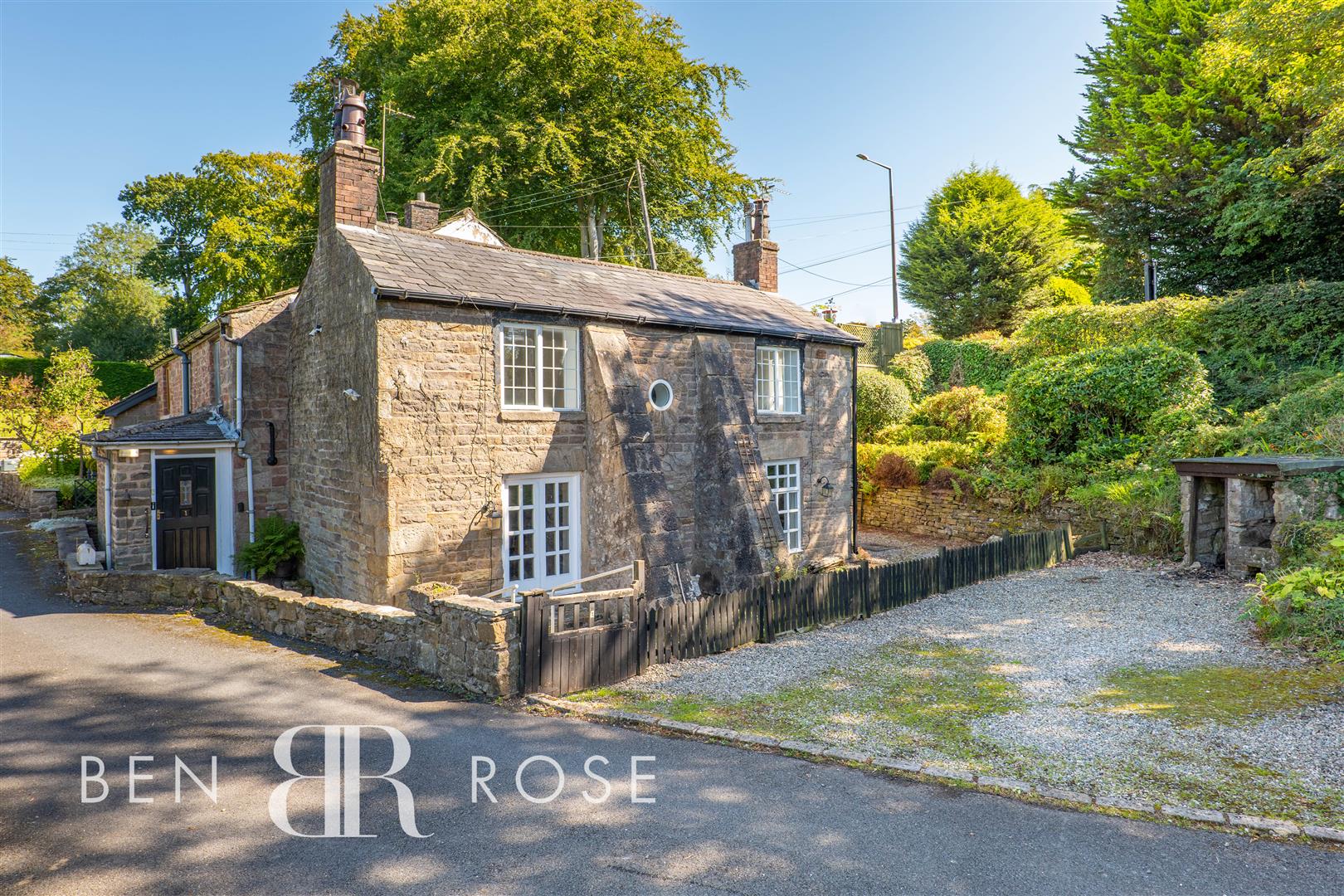 Property in Chorley Road, Withnell, Chorley, PR6 8JD