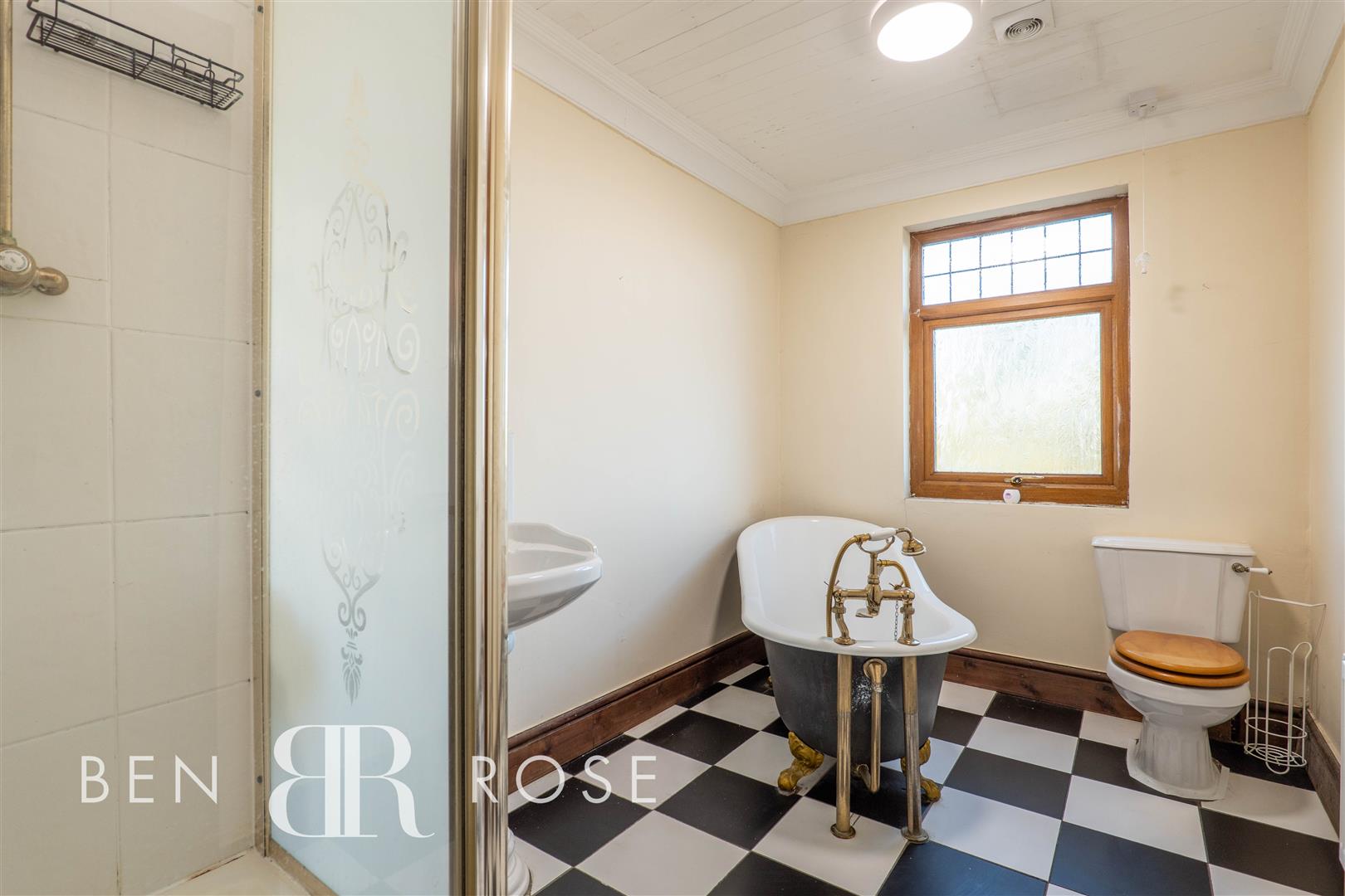 Property in Preston Road, Coppull, Chorley, Lancashire, PR7 5ED