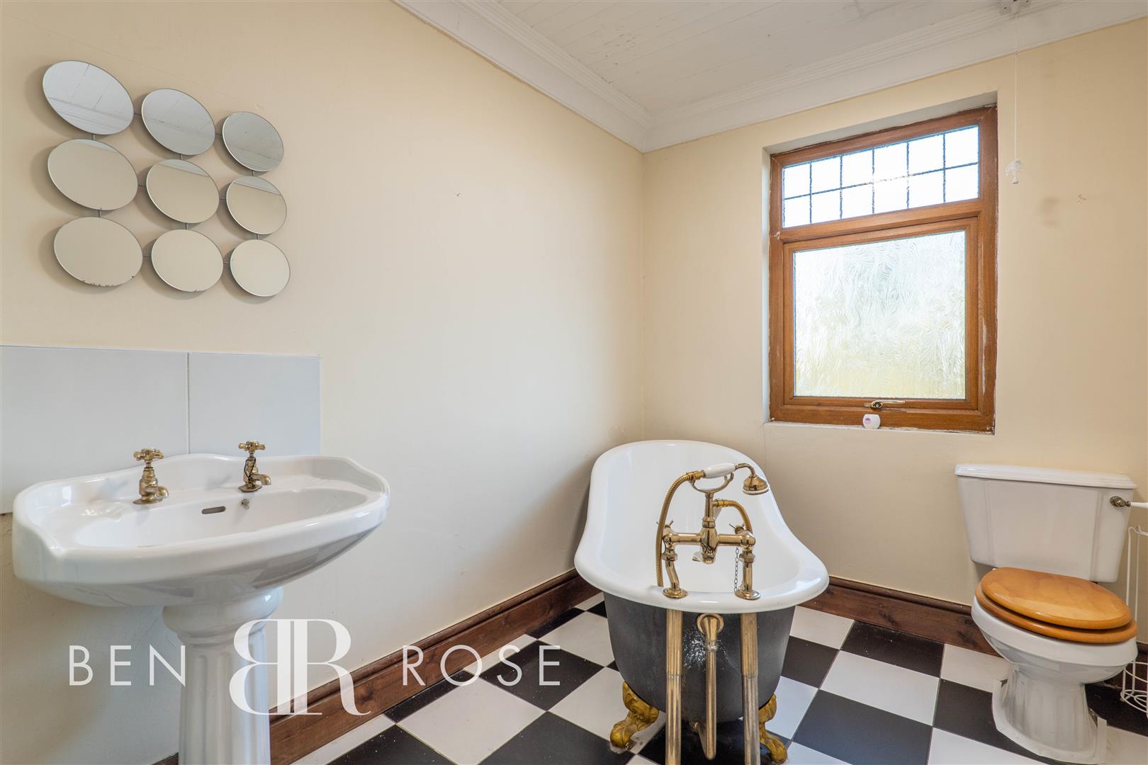 Property in Preston Road, Coppull, Chorley, Lancashire, PR7 5ED