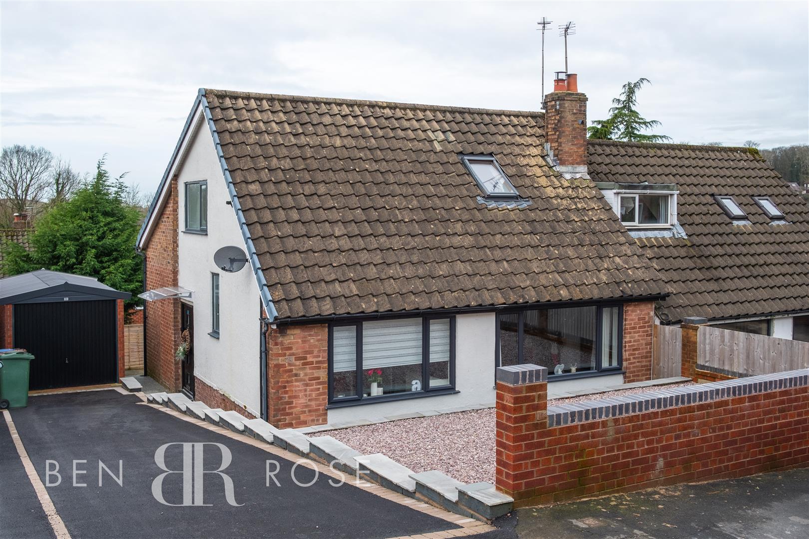 Property in Cliffe Drive, WhittleLeWoods, Chorley, Lancashire, PR6 7HT