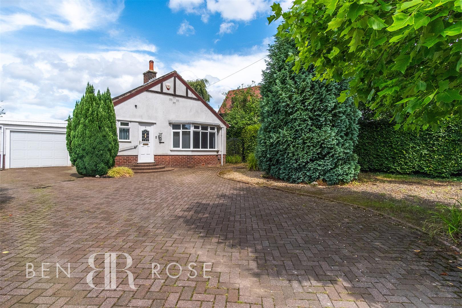 Property in Washington Lane, Euxton, Chorley, Lancashire, PR7 6DE