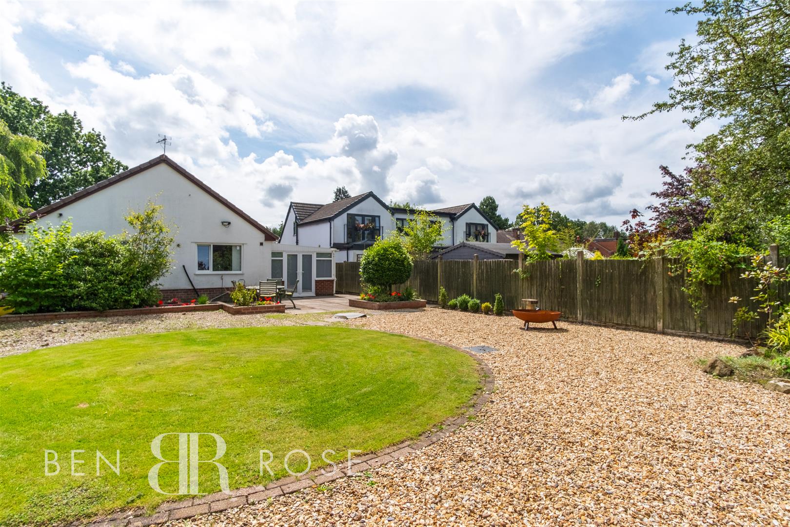 Property in Washington Lane, Euxton, Chorley, Lancashire, PR7 6DE