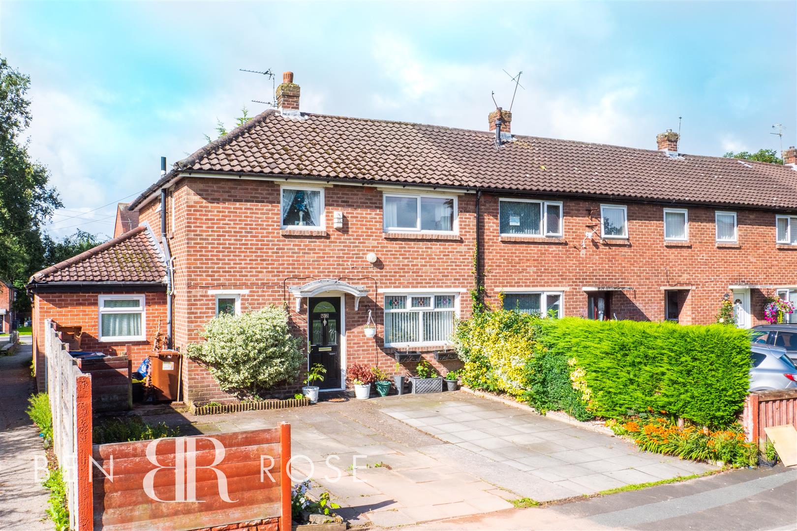 Property in Hillbrook Road, Leyland, Lancashire, PR25 2XL