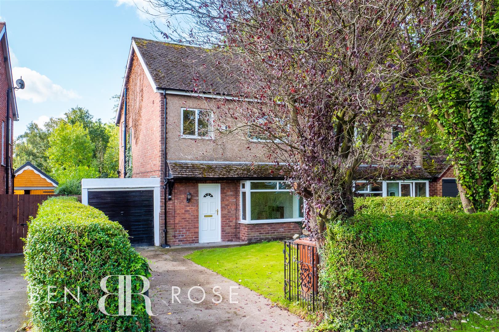 Property in Dunkirk Lane, Leyland, Lancashire, PR26 7SP