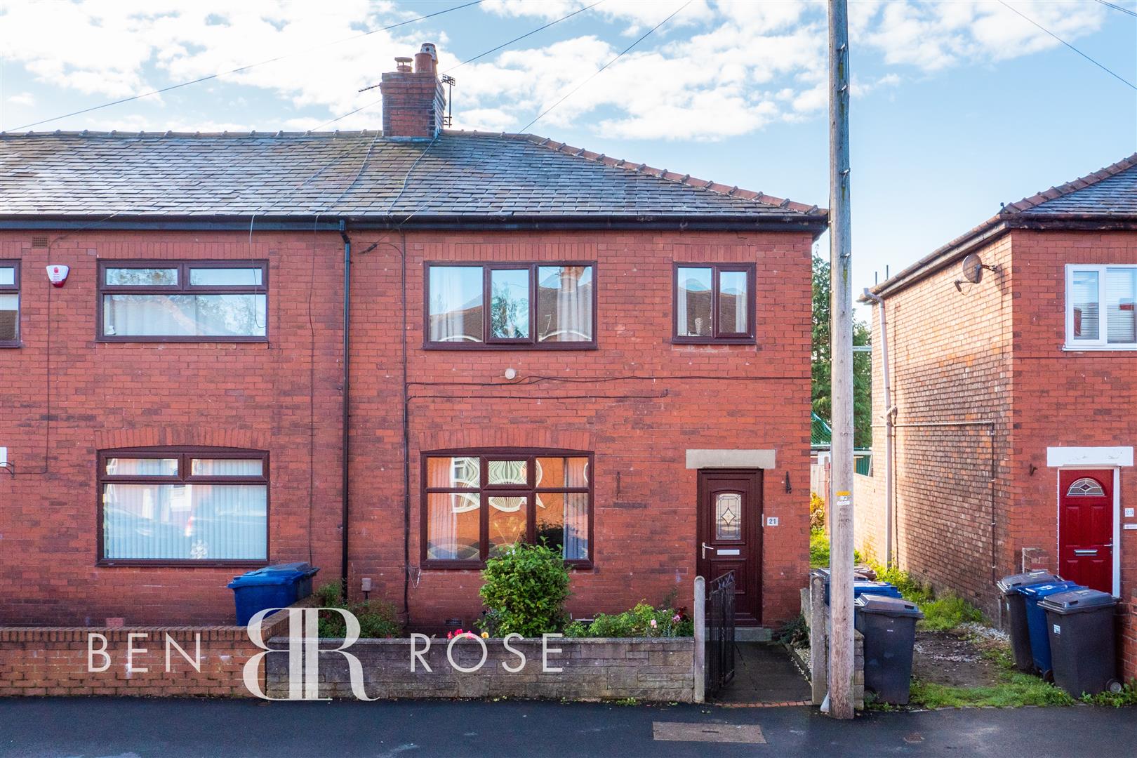 Property in Crown Street, Farington, Leyland, Lancashire, PR25 4QH