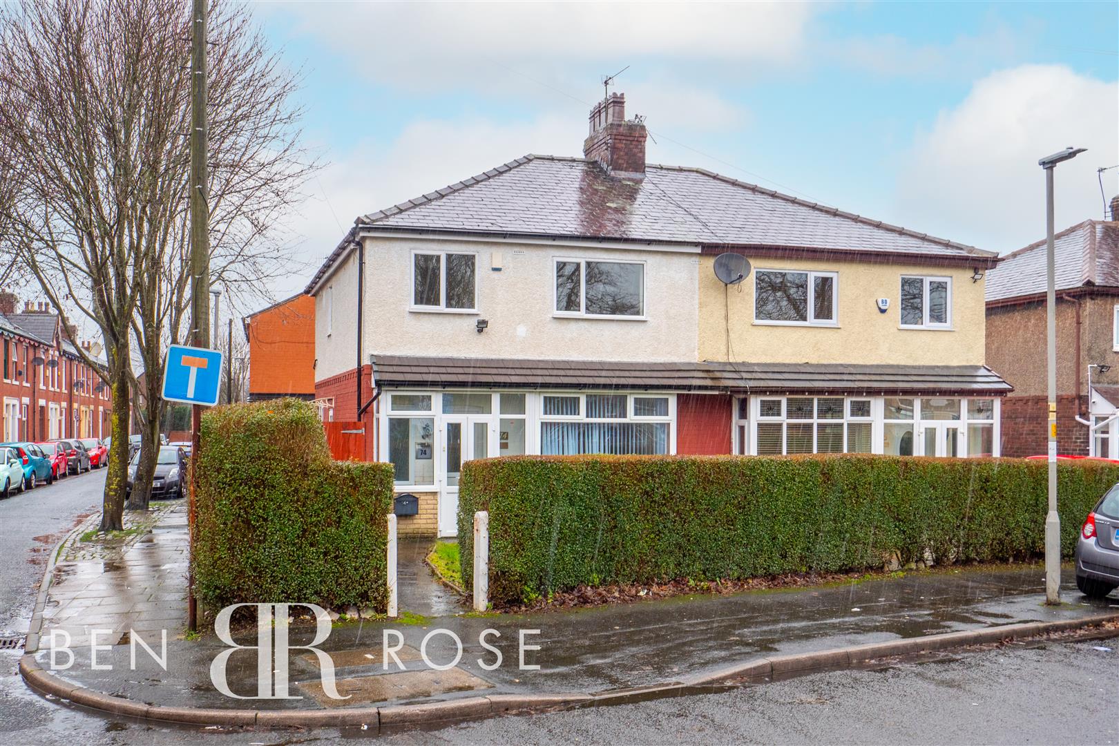Property in South Meadow Lane, Preston, Lancashire, PR1 8JN