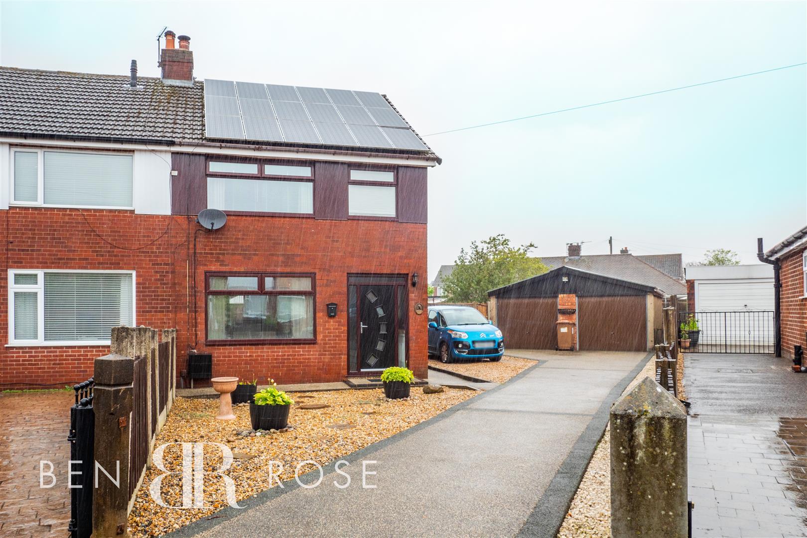 Property in Atherton Road, Leyland, Lancashire, PR25 1UJ