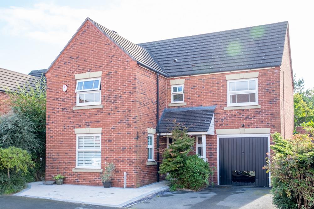 Property in Great Park Drive, Leyland, Lancashire, PR25 3UN