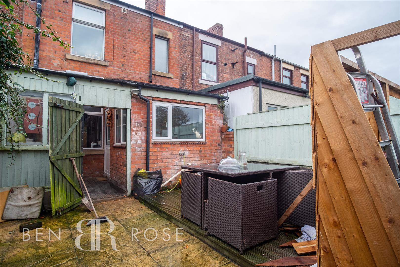 Property in Dunkirk Lane, Leyland, Lancashire, PR26 7SP