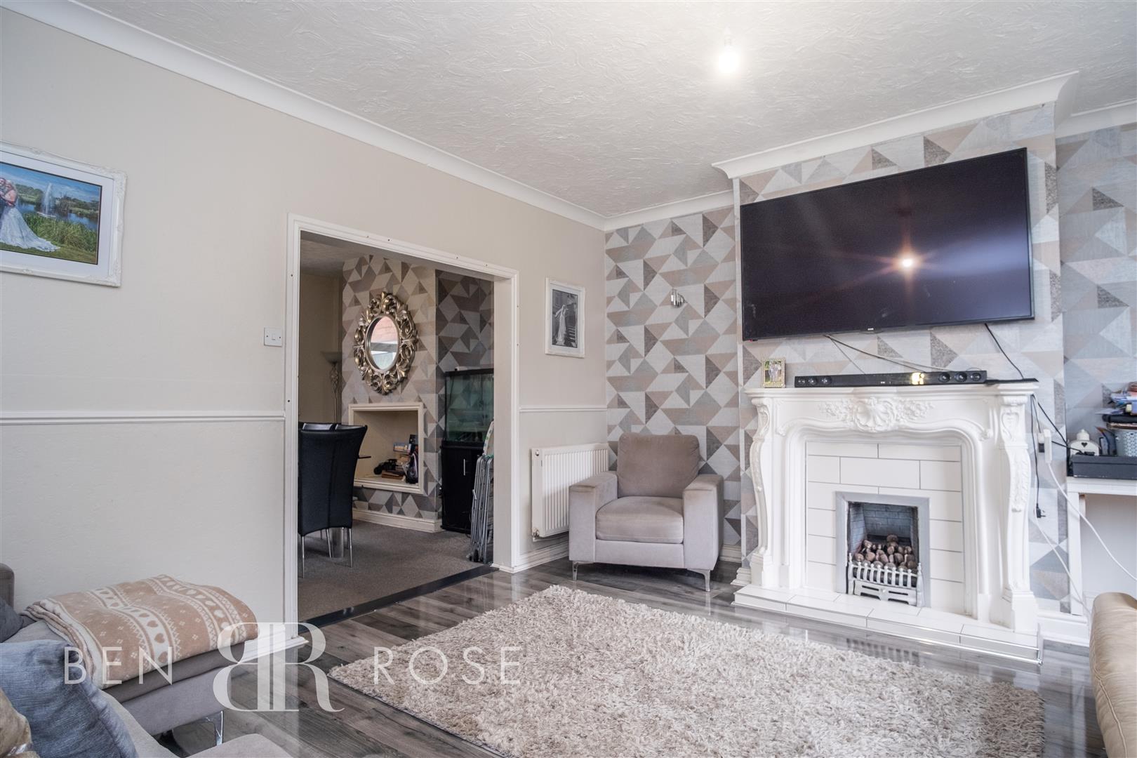 Property in Dunkirk Lane, Leyland, Lancashire, PR26 7SP