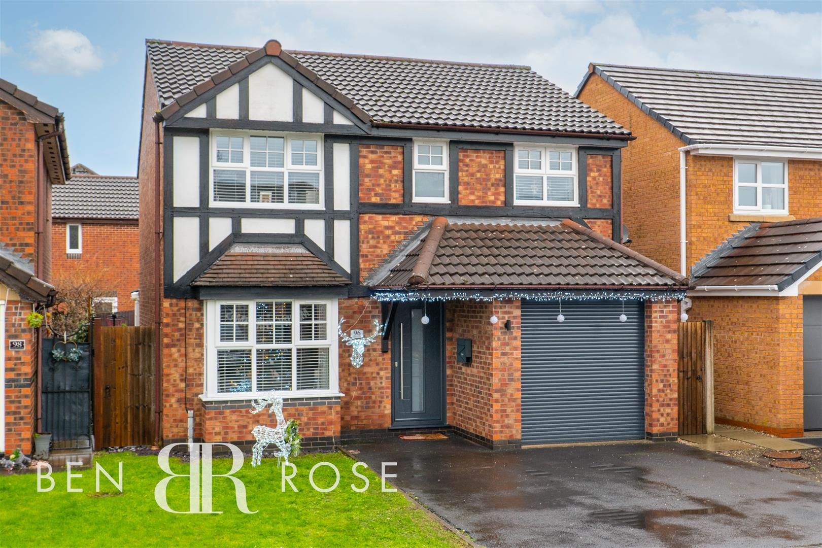 Property in Hedgerows Road, Leyland, Lancashire, PR26 7JQ