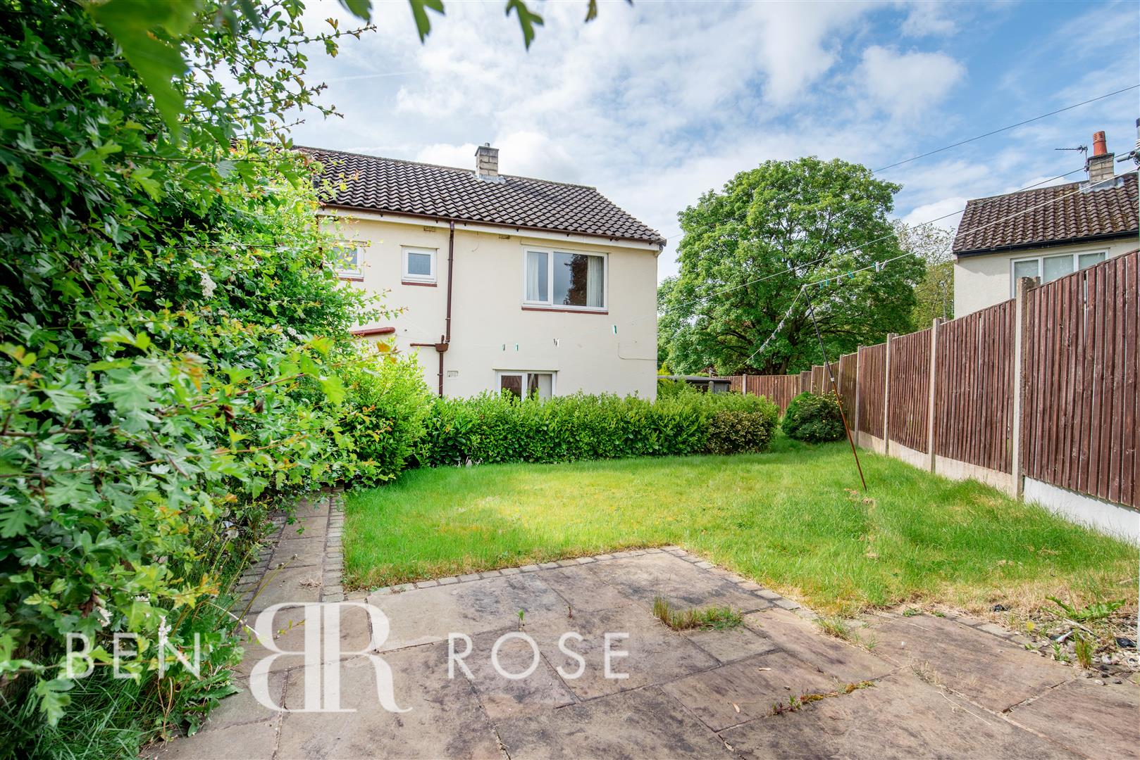Property in Low Green, Leyland, Lancashire, PR25 2DJ