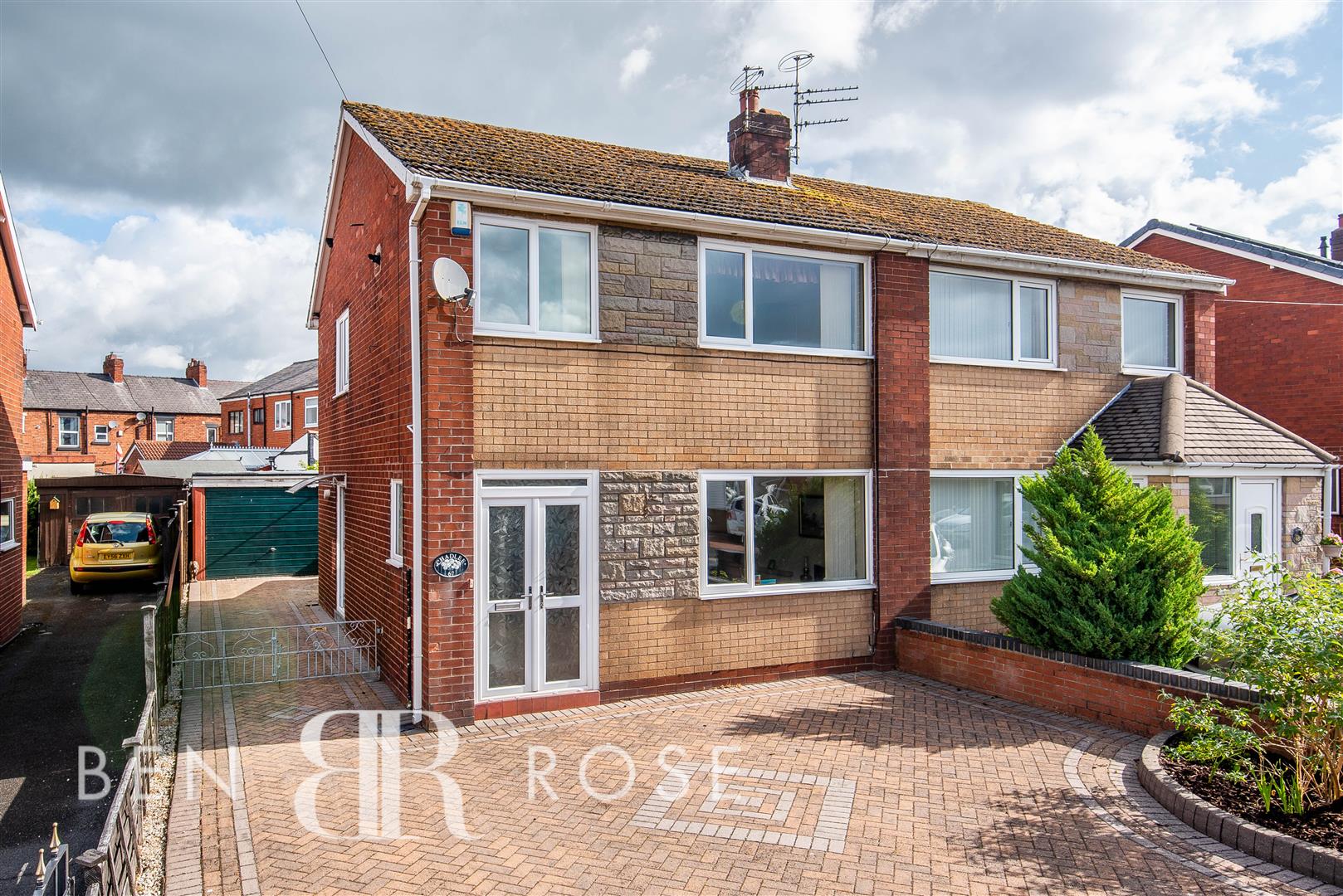 Property in Downham Road, Leyland, PR25 1UB