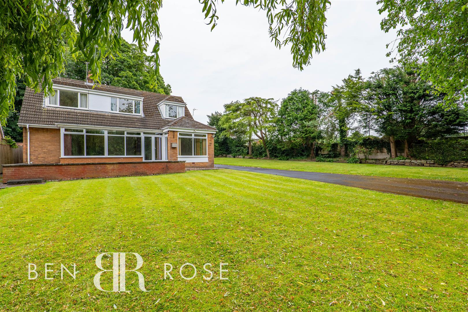 Property in Parkgate Drive, Leyland, PR25 1BU