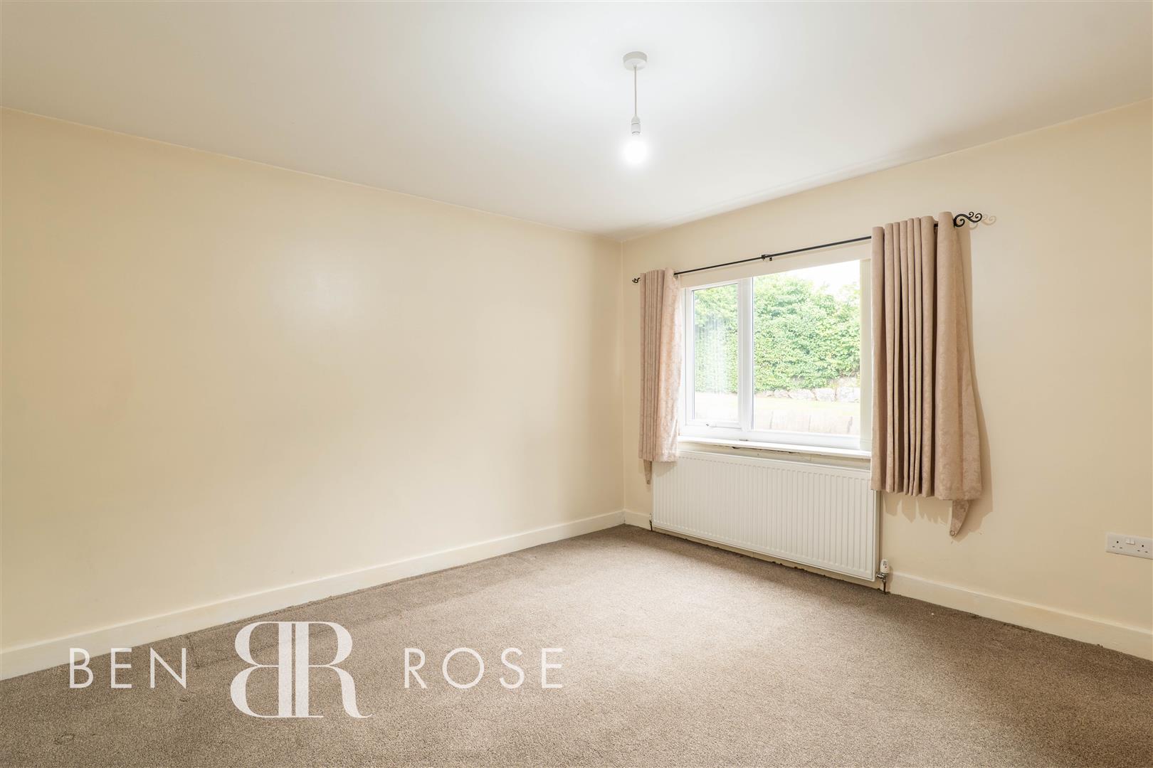 Property in Parkgate Drive, Leyland, PR25 1BU