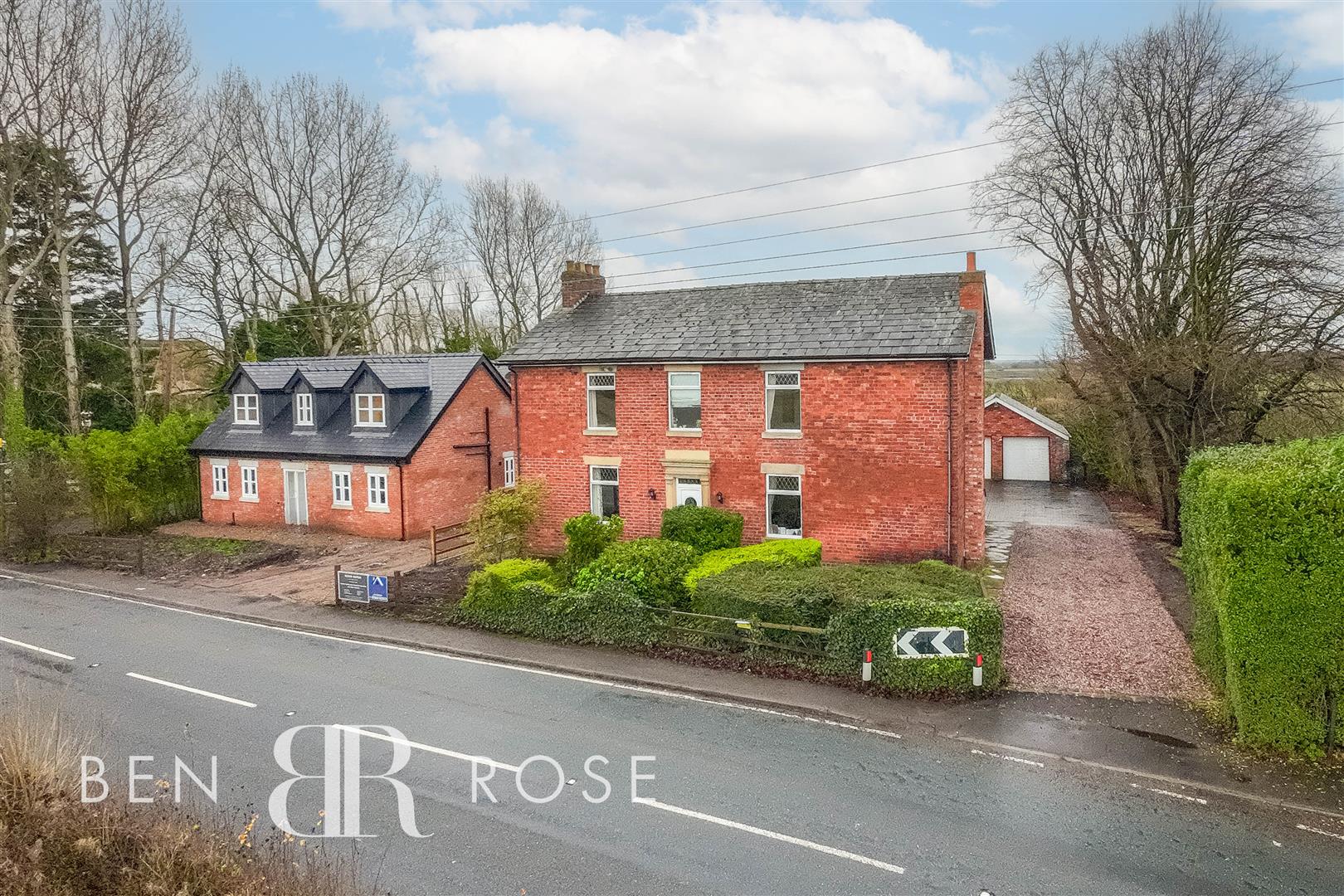 Property in Midge Hall Lane, Midge Hall, Leyland, Lancashire, PR26 6TN