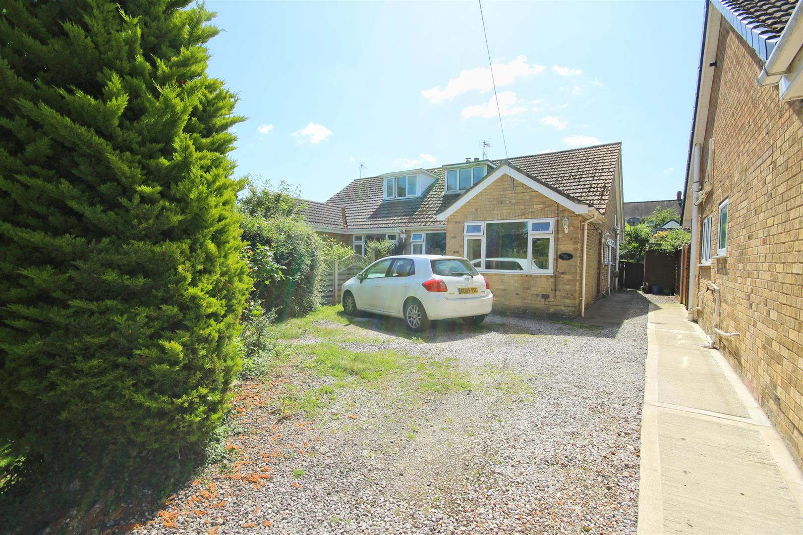 Property in Little Weighton Road, Skidby, HU16