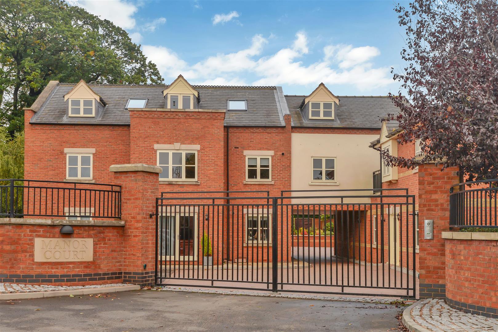 Property in Wharf Lane, RadcliffeOnTrent Nottingham, NG12