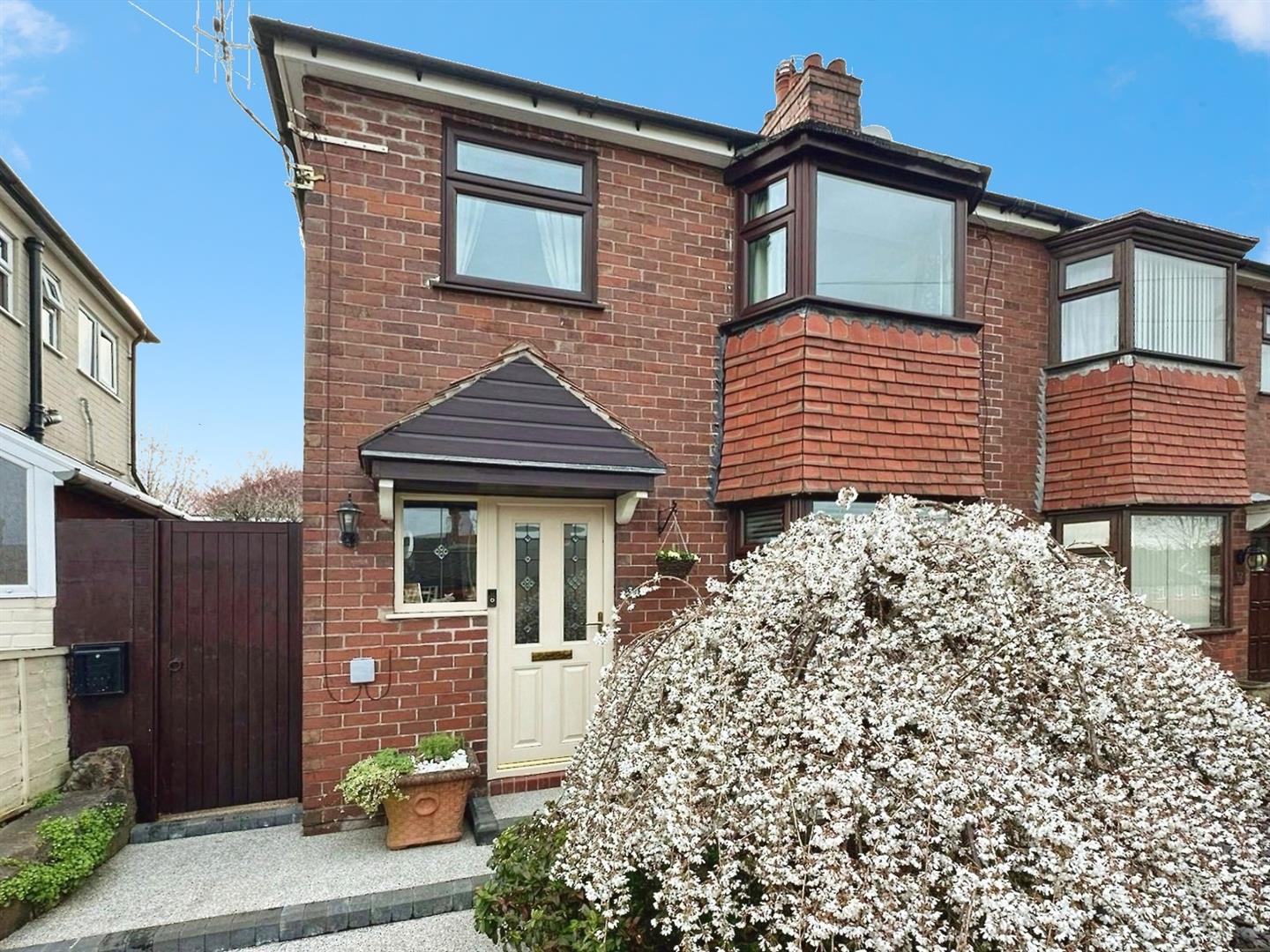 Property in Newcastle Road, Leek, Staffordshire, ST13 5RU