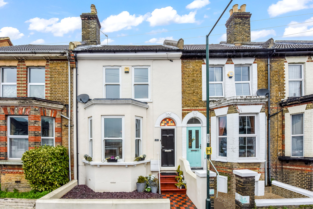 Property in Weston Road, Strood, Rochester, Kent, ME2 3HB