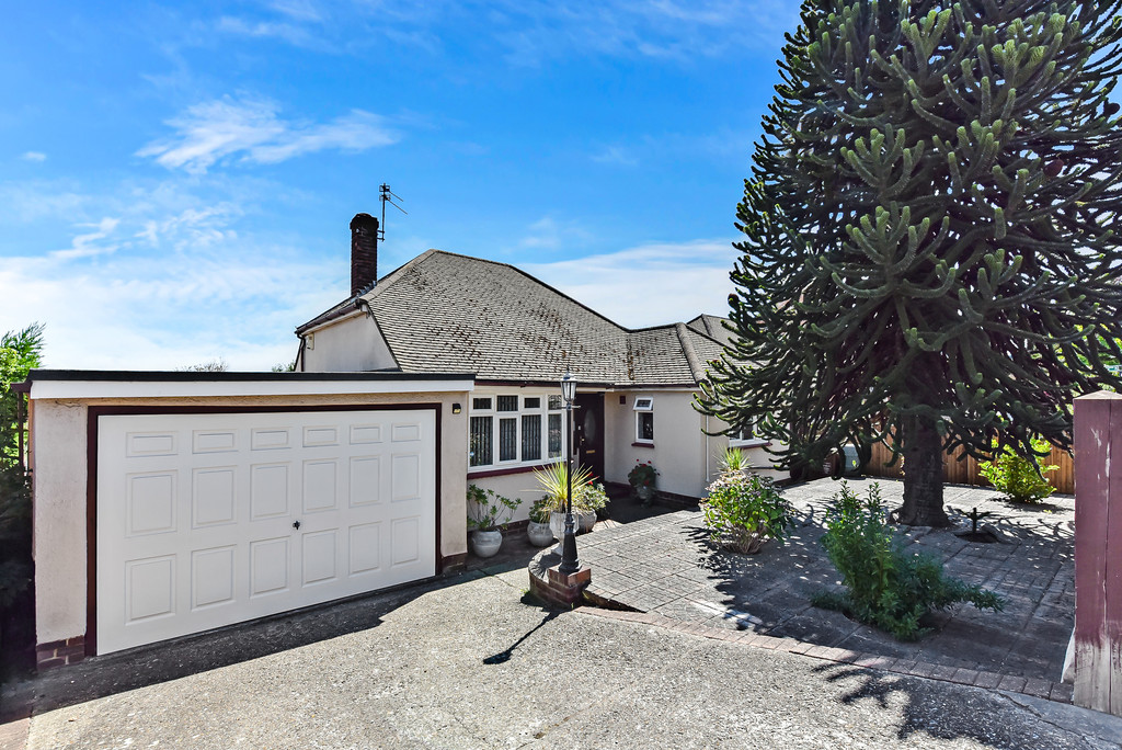 Property in Frindsbury Hill, Frindsbury, Rochester, Kent, ME2 4JR