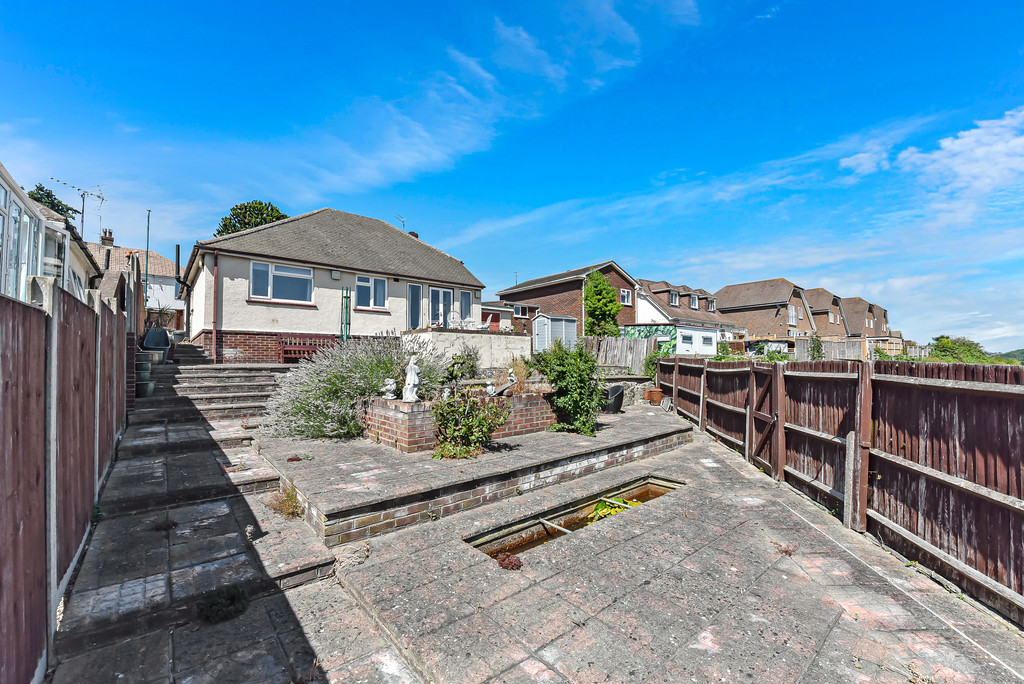Property in Frindsbury Hill, Frindsbury, Rochester, Kent, ME2 4JR