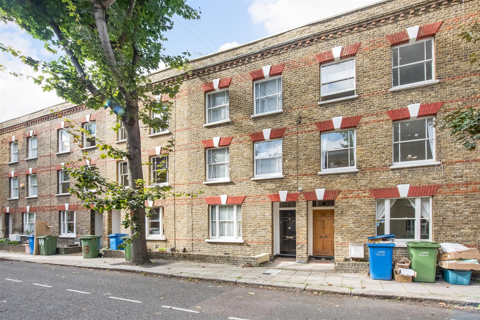 Property in Henshaw Street, London, SE17 1PE