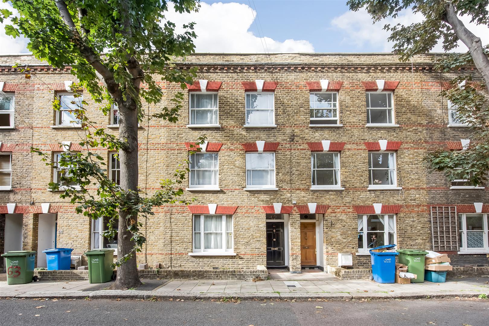 Property in Henshaw Street, London, SE17 1PE