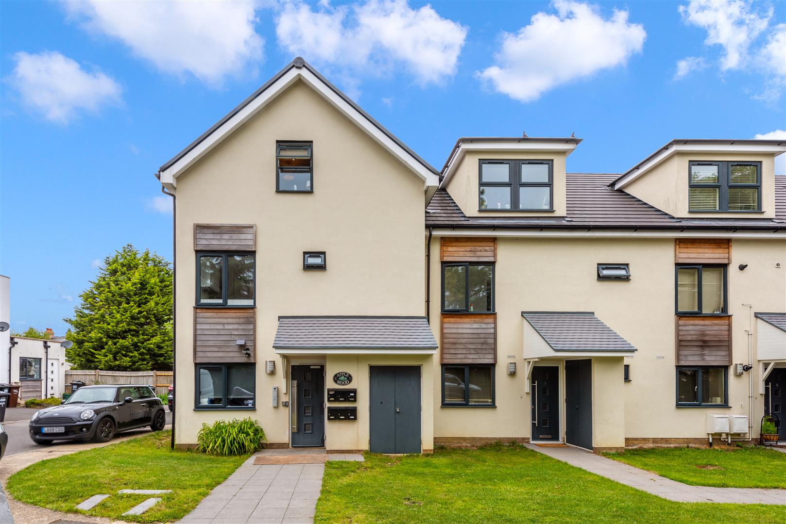 8 Firs Close, Caterham, CR3