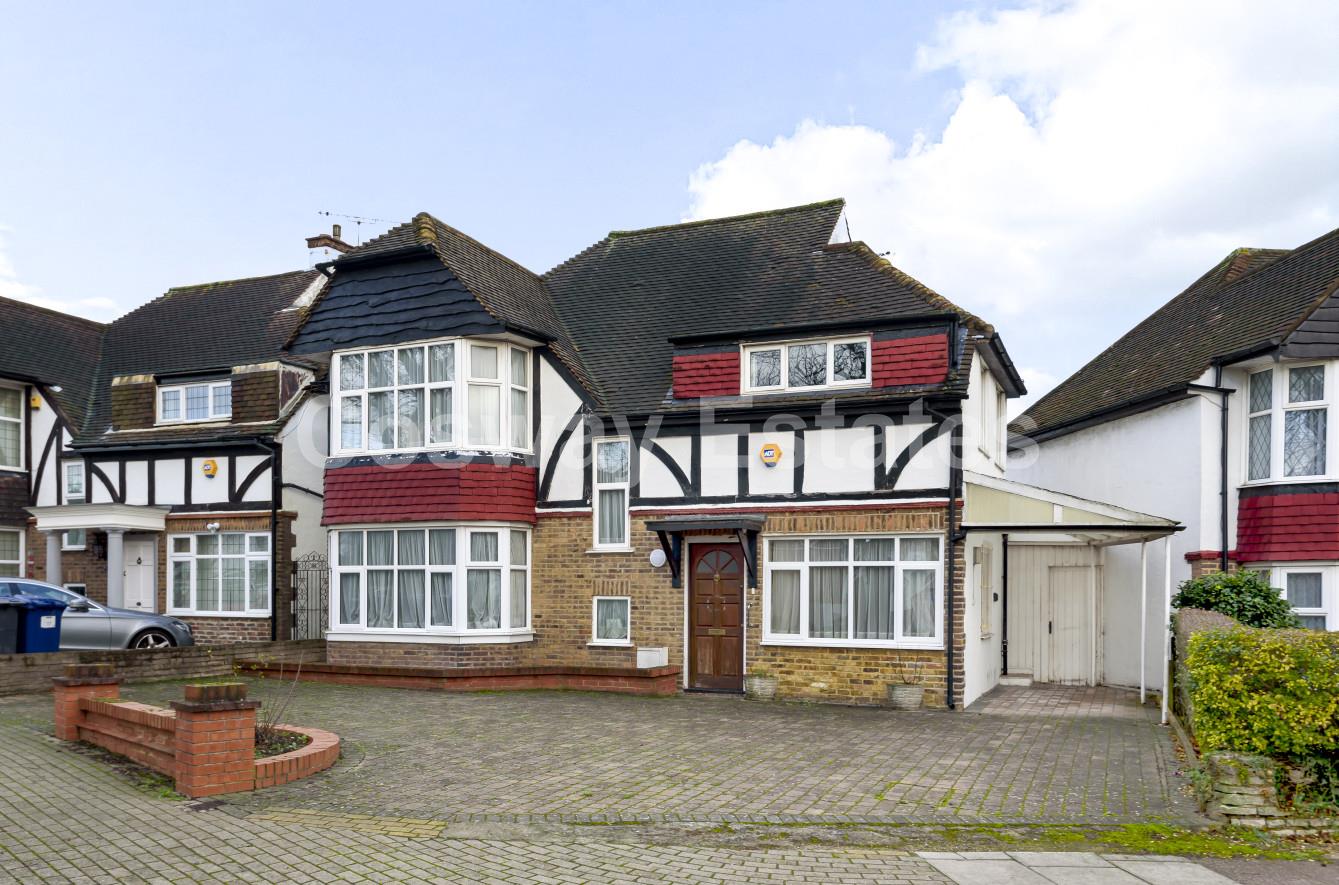 Property in Parkside, Mill Hill, NW7 2LN