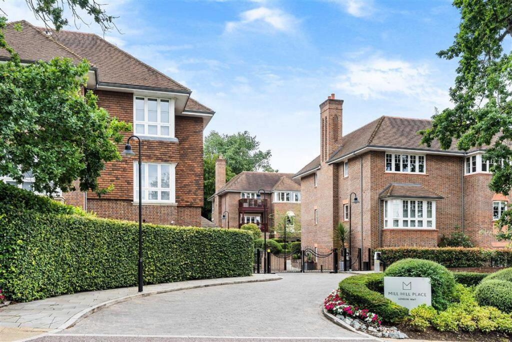 Property in Hammers Lane, Mill Hill Place, Mill Hill, London, NW7 4AQ