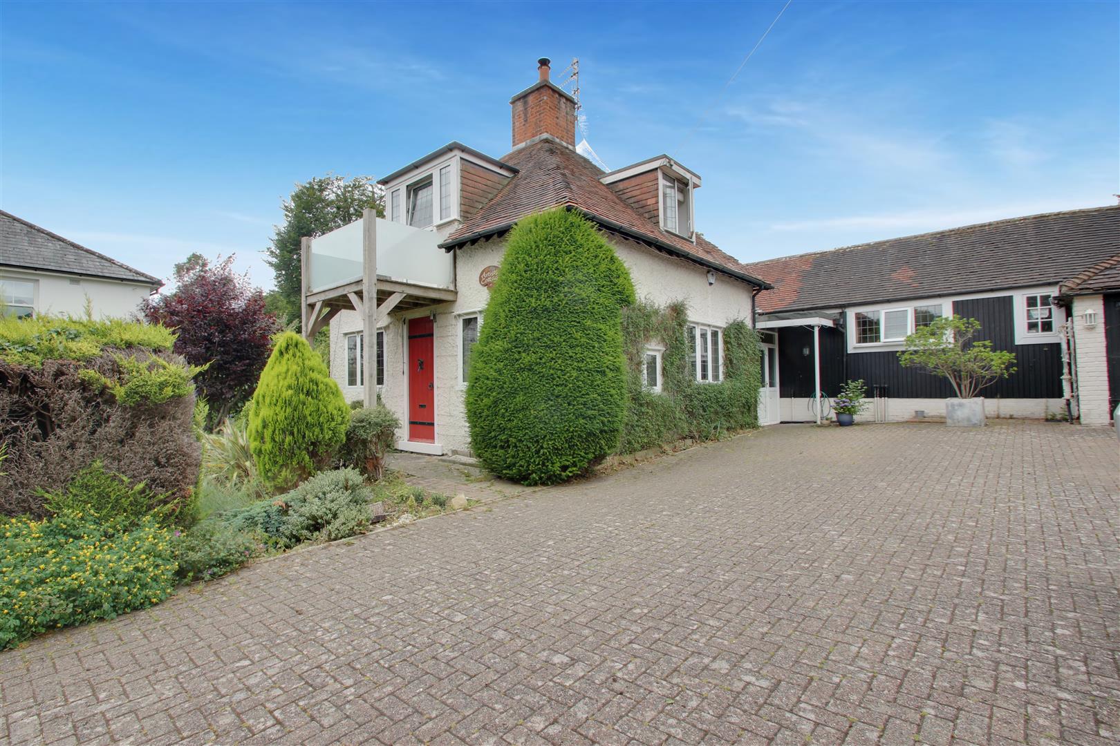 Property in High Street, Findon, Worthing, West Sussex, BN14 0SZ